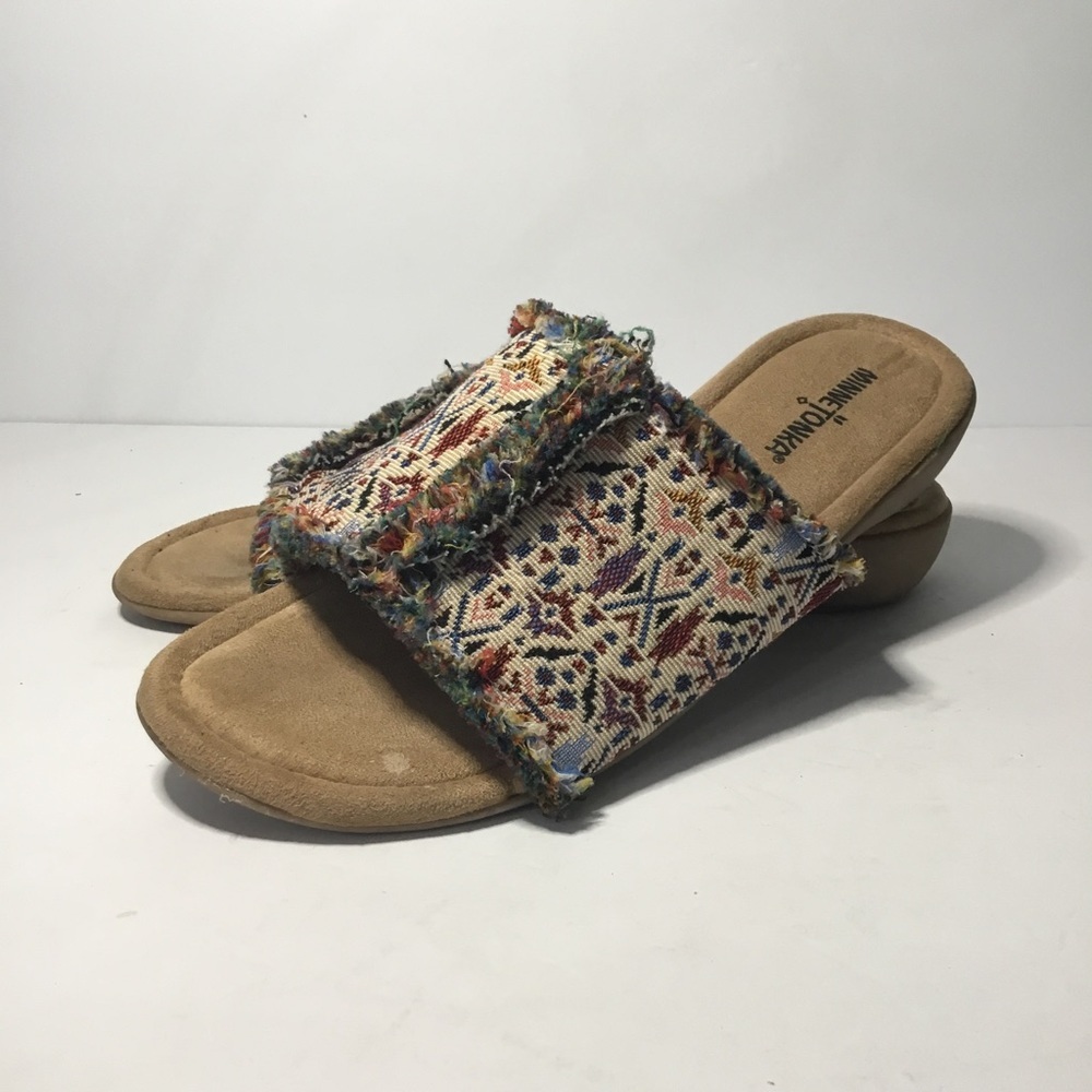 Minnetonka Women’s Needlepoint Frayed Fabric Sandals Size 10W